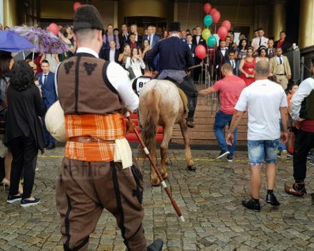 Абитуриент на кон събра погледите пред в Тримона ВИДЕО и СНИМКИ