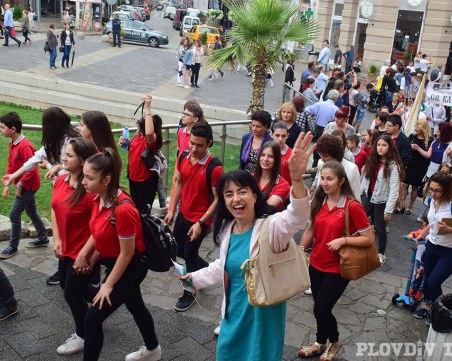 Дъждът не спря шествието за 24 май ВИДЕО И СНИМКИ