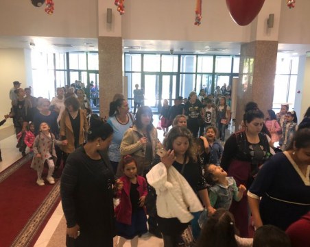 Деца и родители от Столипиново пътешестваха в света на изкуството СНИМКИ