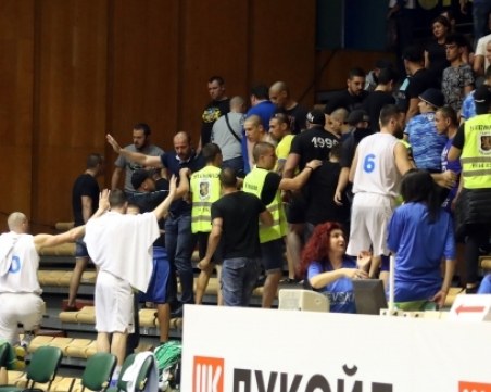 Голям скандал! Фенове прекъснаха баскетболния финал