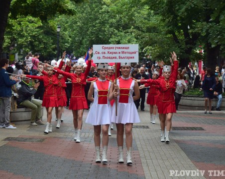 Хиляди ученици минаха по Главната на Пловдив СНИМКИ и ВИДЕО