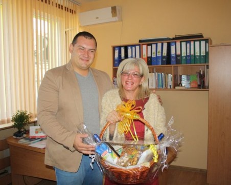Кошници с подаръци за учителите в Раковски