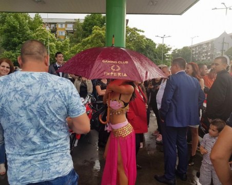 Кючекчийка изпрати абитуриент от ТХВП, факли от БМВ опушиха Санкт Петербург СНИМКИ и ВИДЕО