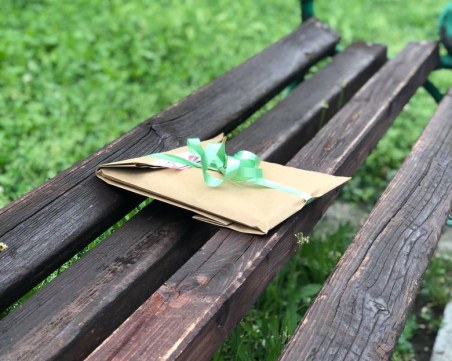 Пловдивски парк осъмна с книги по пейките СНИМКИ