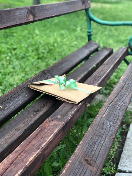 Пловдивски парк осъмна с книги по пейките СНИМКИ