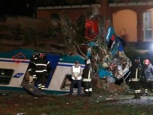2-ма загинали и близо 20 ранени в тежка катастрофа