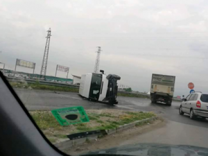 Бус се обърна на пътя за село Труд СНИМКА