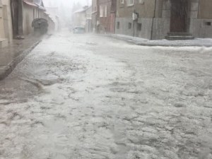 Проливен дъжд и градушка връхлетяха Панагюрище СНИМКИ+ВИДЕО