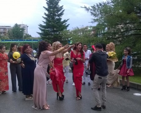 Гиздави и пищни абитуриентки дойдоха на бала с корони и злато до земята СНИМКИ