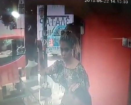 Крадла на бижута върна плячката, след като се видя по телевизията