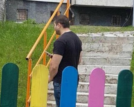 Мъж се самозадоволява на детска площадка пред малчуганите СНИМКА