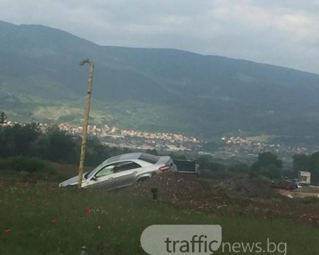 Мерцедес изхвърча в канавка на пътя Пловдив-Асеновград