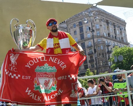 Преди големия финал: Маскирани пребиха фенове на Ливърпул в Киев