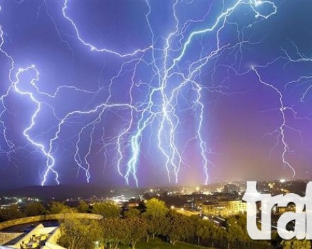 Съвети за безопасност при гръмотевична буря