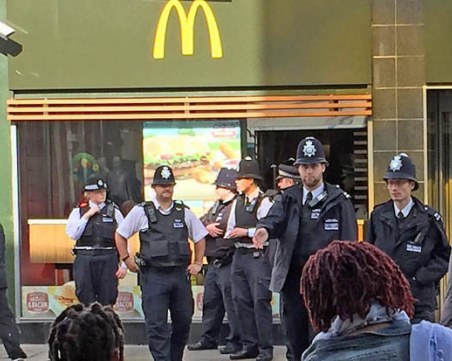 Въоръжен мъж е взел заложници в 