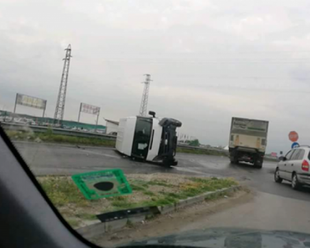 Жена е пострадала при катастрофата с обърнатия бус в Труд