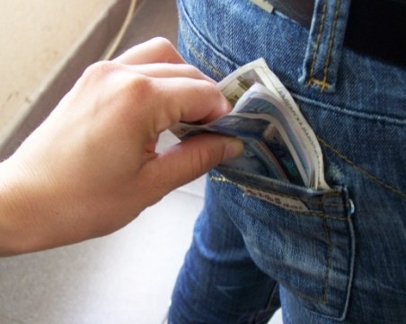 Жена се спъна и падна в Пловдив, вместо да й помогнат, я обраха