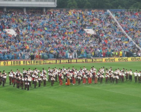 Зрелищно! Валя Балканска и 44 гайди ще открият шоуто на Чомаков в Пловдив!