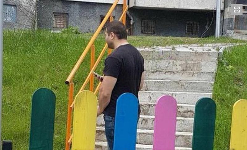 Мъж се самозадоволява на детска площадка пред малчуганите СНИМКА
