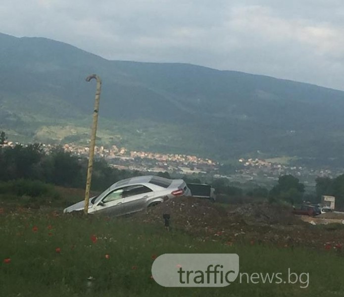 Мерцедес изхвърча в канавка на пътя Пловдив-Асеновград