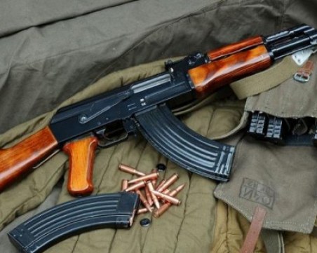 Мъж стреля с автомат по детска градина