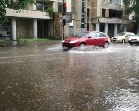 Мощна буря удари Кърджали, улиците са под вода