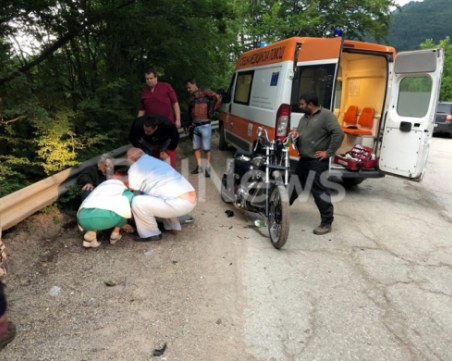 Мотор се заби в кола, линейка и две патрулки са намясто СНИМКИ
