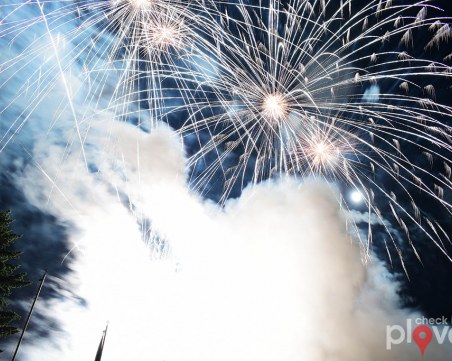 Огнено шоу на 80 километра от Пловдив СНИМКИ