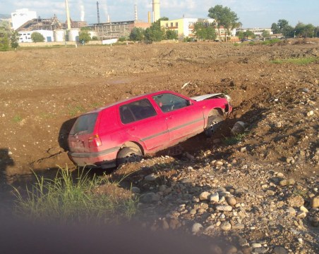 Още един автомобил изхвърча на кръговото на КЦМ СНИМКИ