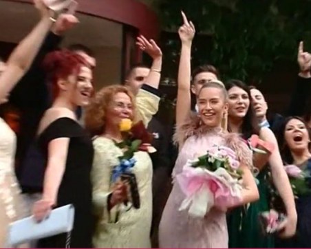 Тита абитуриентка! Ето как отиде на бала си певицата ВИДЕО