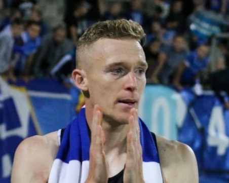 Трогателно! Вижте как звезда на Левски разплака малък фен ВИДЕО