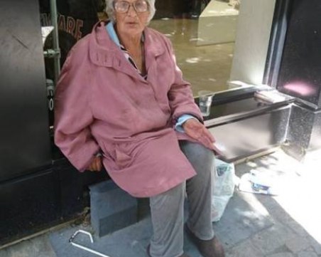 Зов за помощ! Възрастна жена си няма дом и близки, живее на Централна гара