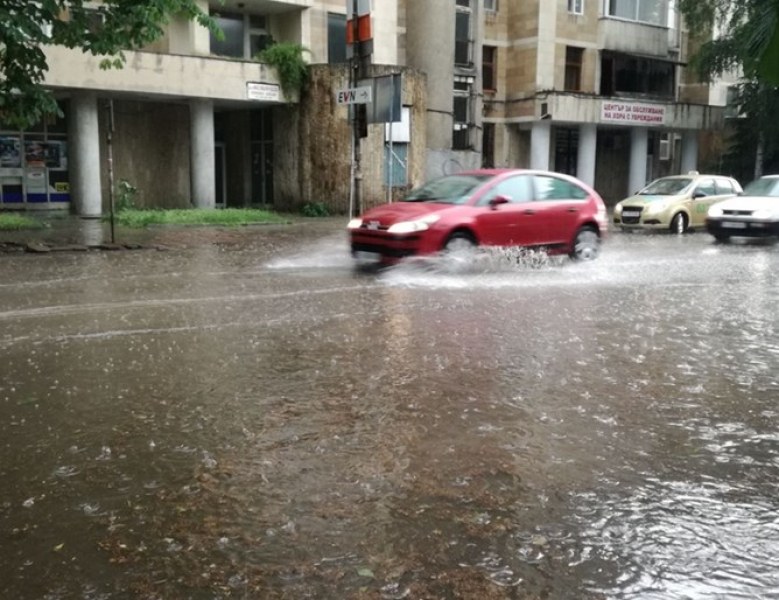 Мощна буря удари Кърджали, улиците са под вода