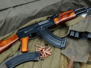 Мъж стреля с автомат по детска градина