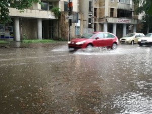 Мощна буря удари Кърджали, улиците са под вода