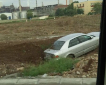 Хеттрик абсурд! Още една кола се размаза в калта до КЦМ СНИМКИ