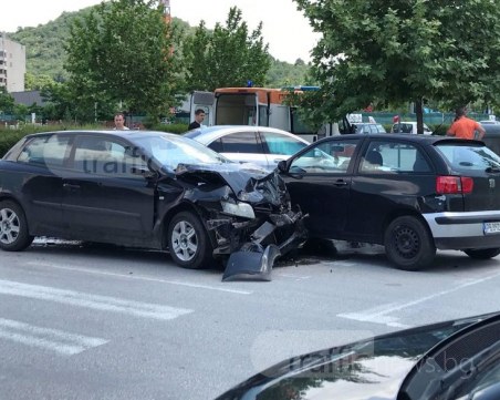 Меле зад мола в Пловдив! Кола е смачкана до неузнаваемост, има ранен СНИМКИ