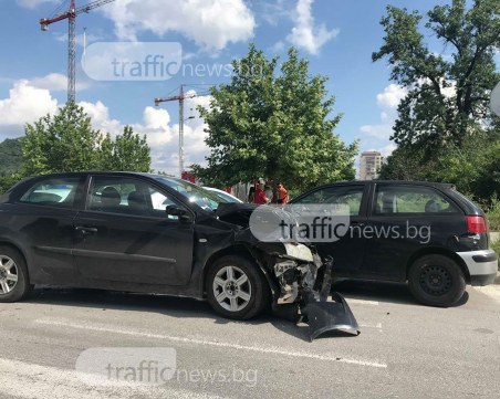 Пожарна пристигна зад мола, четвърти час смачканите коли са на място СНИМКИ