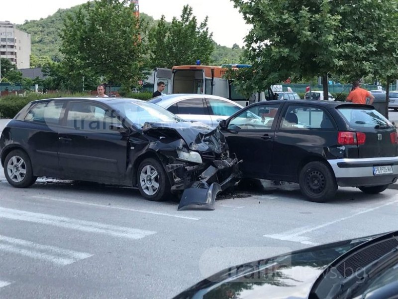 Меле зад мола в Пловдив! Кола е смачкана до неузнаваемост, има ранен СНИМКИ