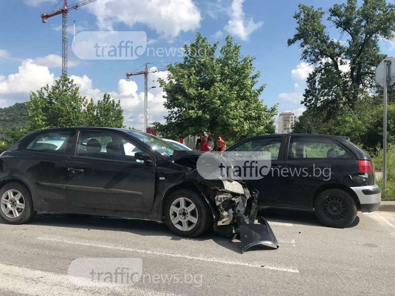 Пожарна пристигна зад мола, четвърти час смачканите коли са на място СНИМКИ