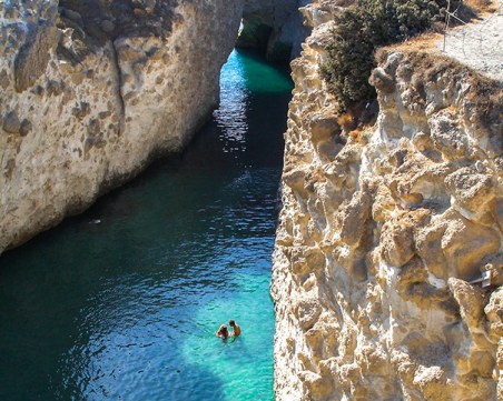 Гръцки остров крие удивителен скрит плаж в пещерите си