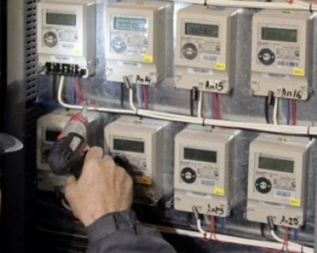 И таз добра! Мъж демонтира и задигна електромери на старица - не на село, а в града!