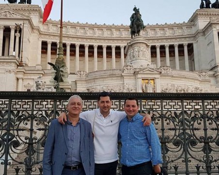 Иван Тотев се щракна с Розалин Петков и Кирил Велчев на плаца “Венеция“ СНИМКИ