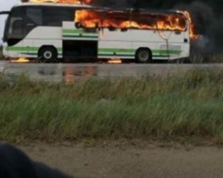 Мълния удари автобус в Гърция, направи го на пепел