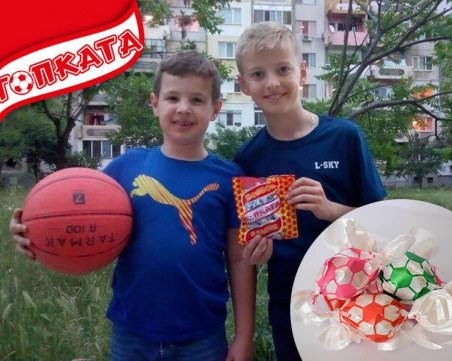 Маркова футболна топка отива при двама малки спортисти СНИМКИ