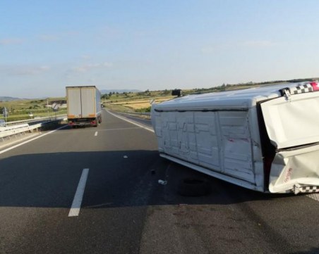 Микробус с моторници се преобърна на магистрала, затапи движението СНИМКИ