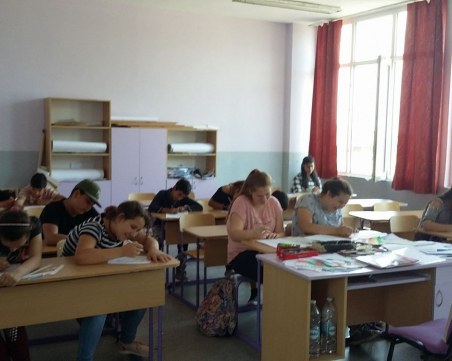 Млада учителка от Пловдив превърна училище в галерия СНИМКИ