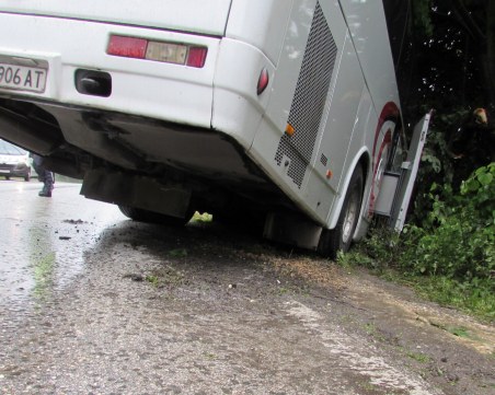 Отново катастрофа с автобус! Най-малко осем души са пострадали