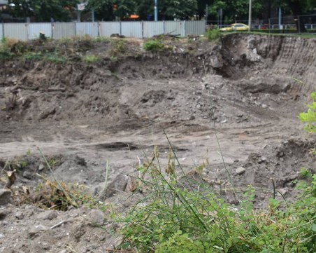 Свърталище на жрици и наркомани се превръща в модерна сграда СНИМКИ