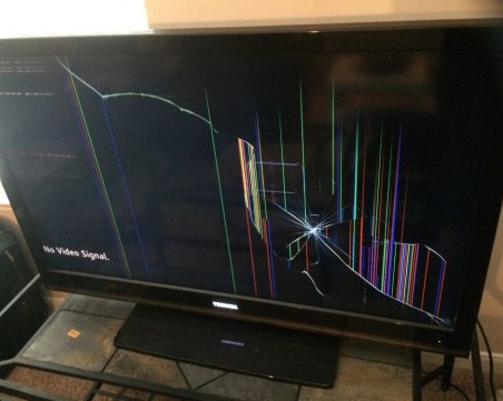 Въпреки ограничителна заповед: Мъж нахлу в къщата на свои близки, строши телевизора